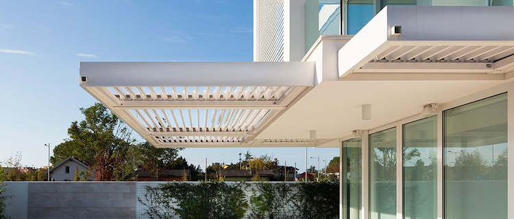 Free standing louvered Pergola